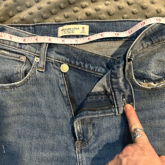 Abercrombie and Fitch Light Wash The 90’s Straight Ultra High Rise Jeans, Size 6 - Picture 6 of 9